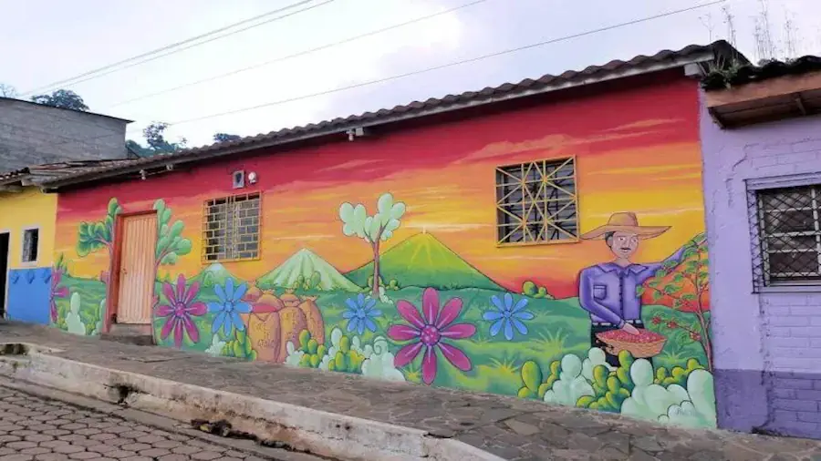 Ruta de las Flores en El Salvador con pueblos coloridos y ambiente turístico