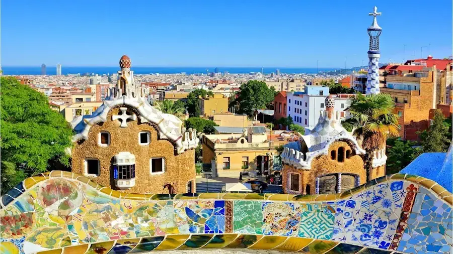 Vista de Park Güell en Barcelona con la ciudad y el mar al fondo