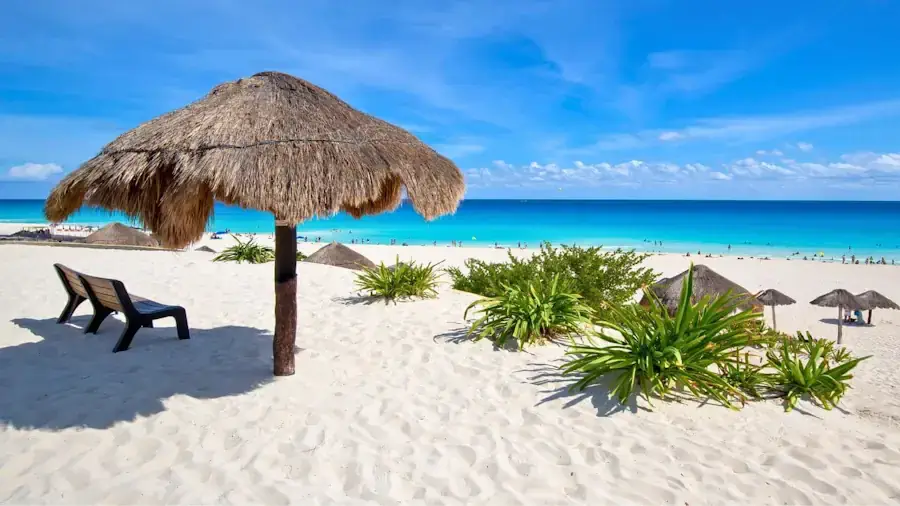 Playa en Cancún con arena blanca y mar turquesa en México